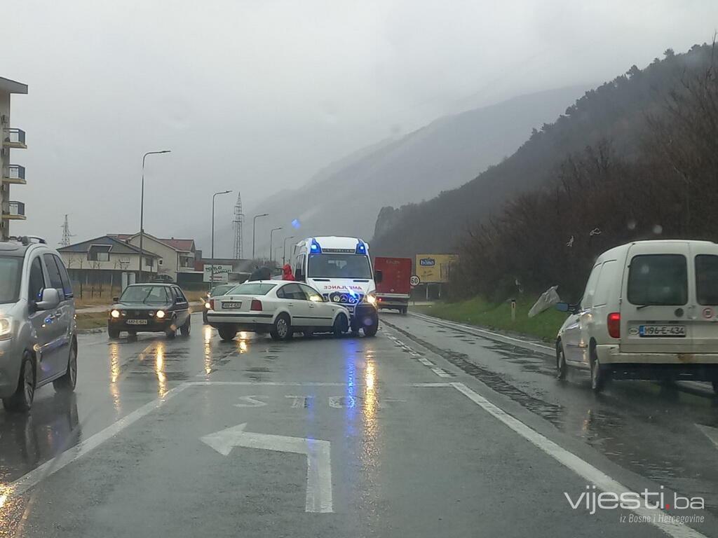 Sudar vozila Hitne pomoći i automobila na ulazu u Mostar