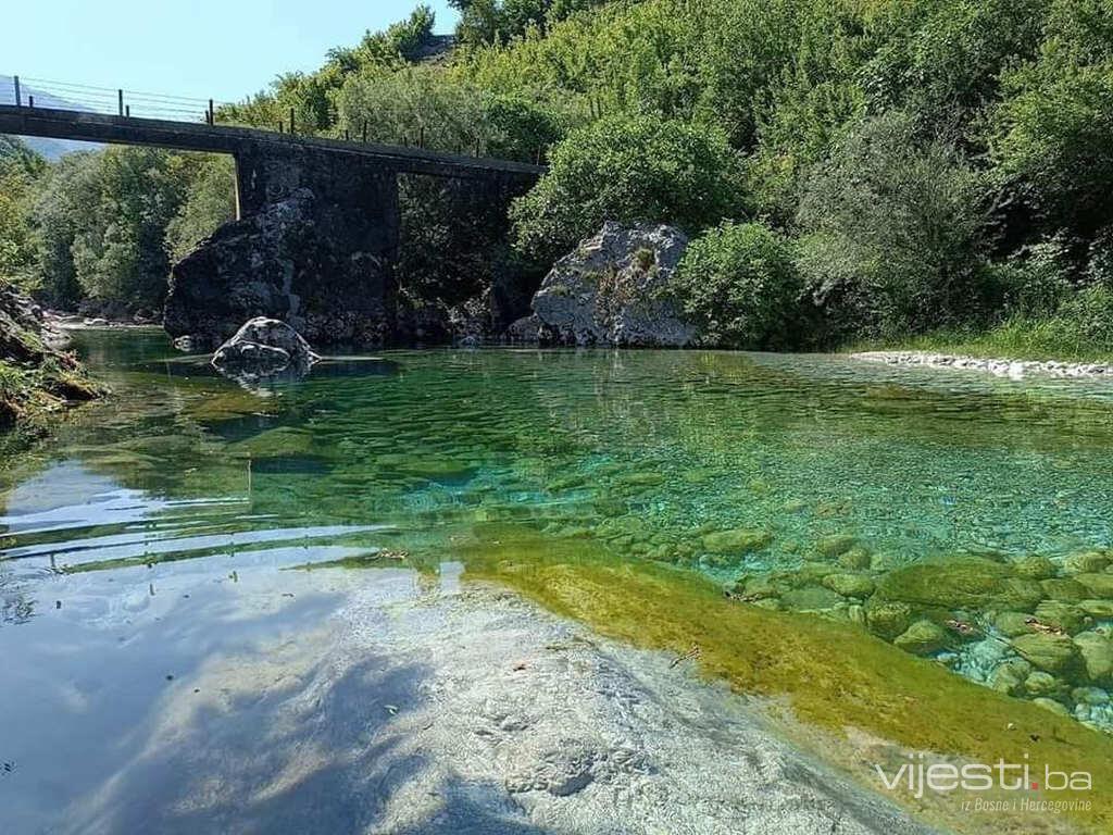 Mostarci spas od paklenih vrućina nalaze u bazenima i rijekama