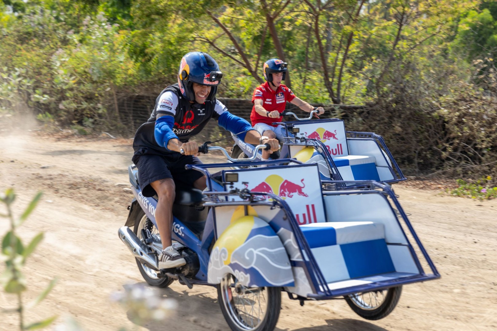 MotoGP vozači zamijenili motocikle rikšama i utrkivali se u Indoneziji