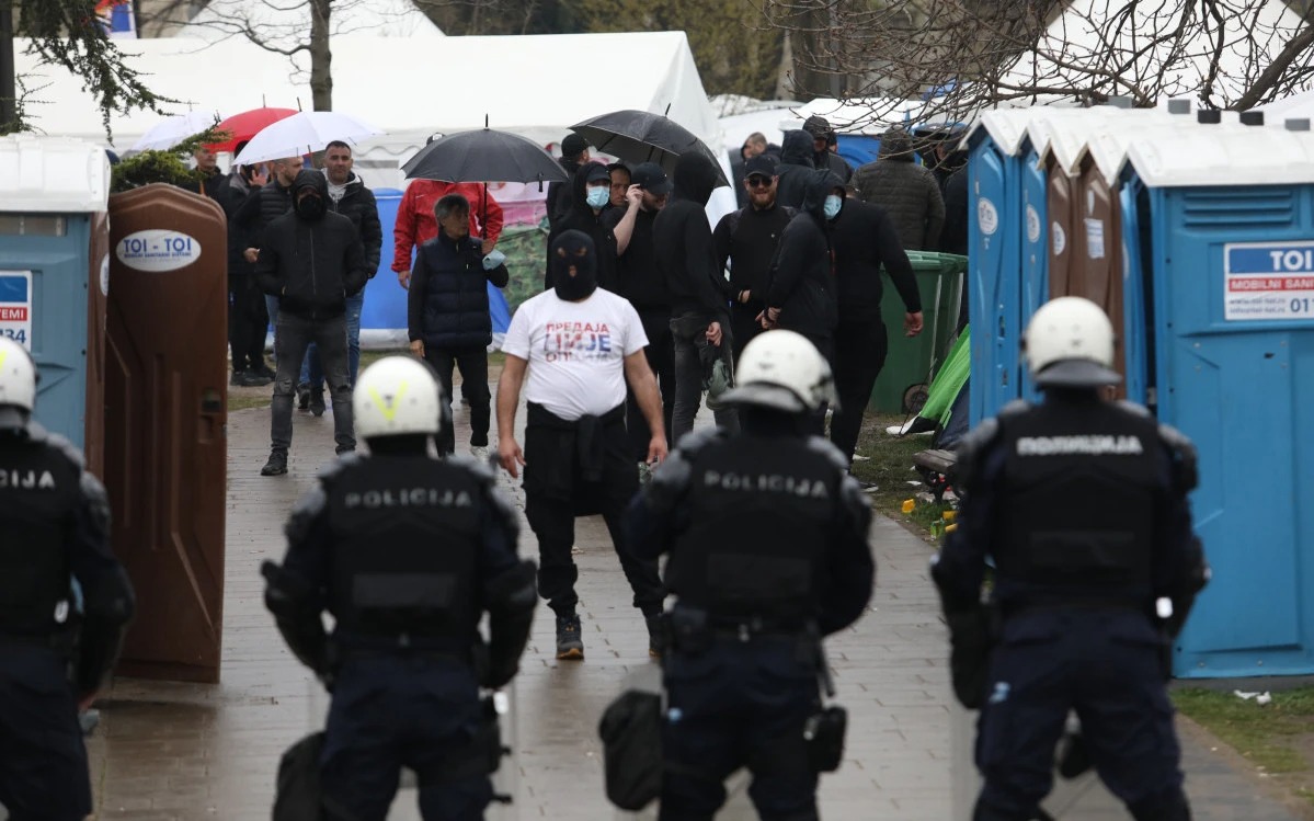 Muškarci sa fantomkama snimljeni u Pionirskom parku, napeta atmosfera u Beogradu