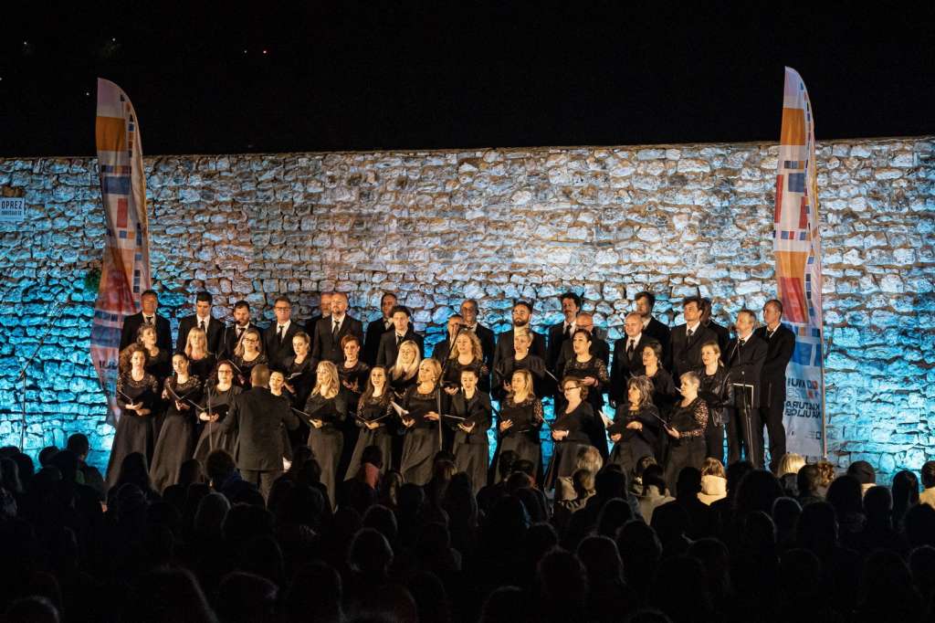 Na Bijeloj tabiji izveden spektakularni koncert hora Opere NPS