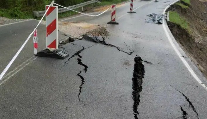 Na MP Kladanj-Tuzla u mjestu Vitalj saobraća se naizmjenično zbog klizišta