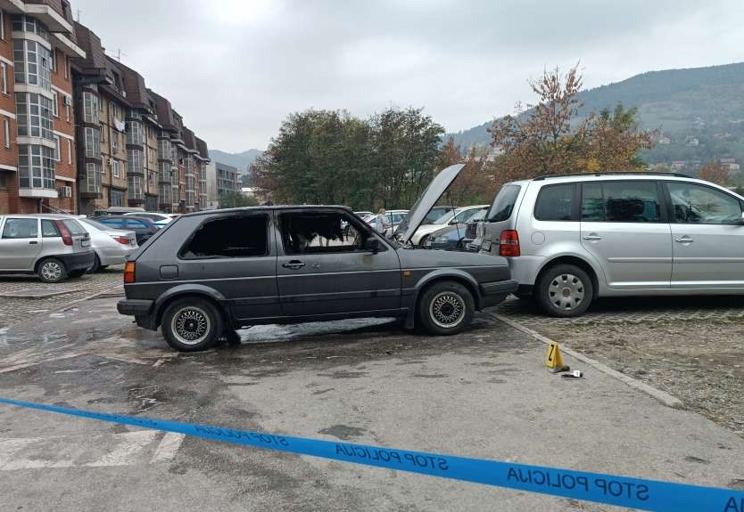 Na parkingu u Zenici se zapalio 'passat', požar zahvatio još dva vozila