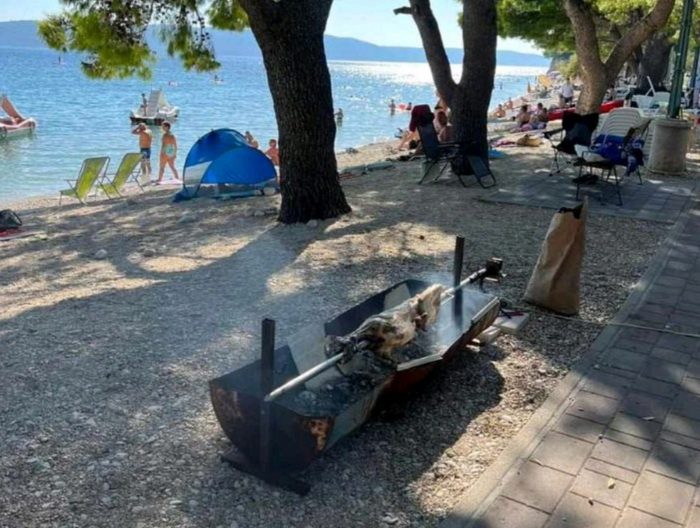 Na plaži u Živogošću kao u Jablanici: Ekipa 'okrenula' jagnje na žaru