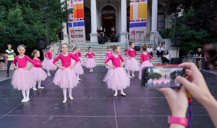 Na pozorišnom Trgu 'Susan Sontag' započela večer muzike i plesa