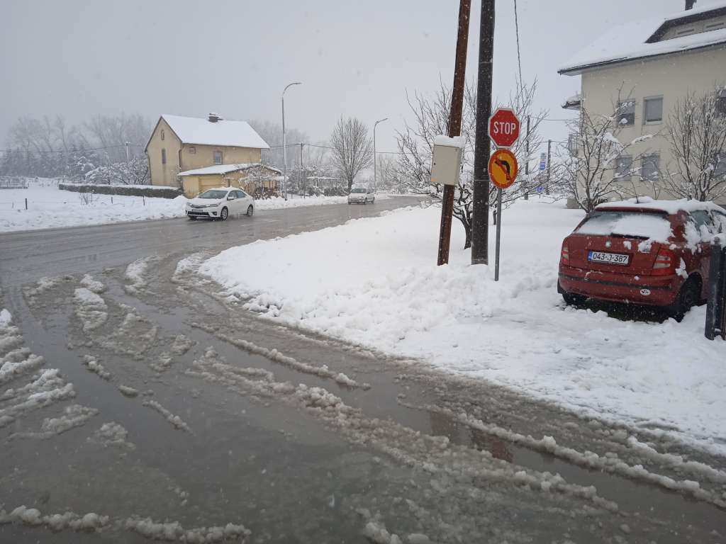 Na putevima širom BiH otežano se saobraća zbog snijega   