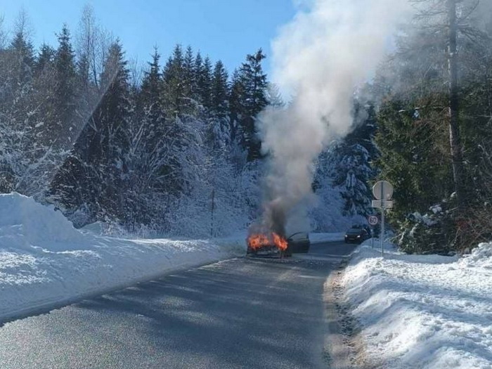 Na putu prema Trebeviću se zapalio automobil