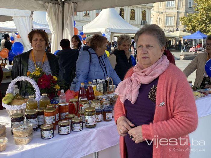 Na štandovima žena sa sela ima svega: Od kupinovog vina do ajvara sa vrganjima