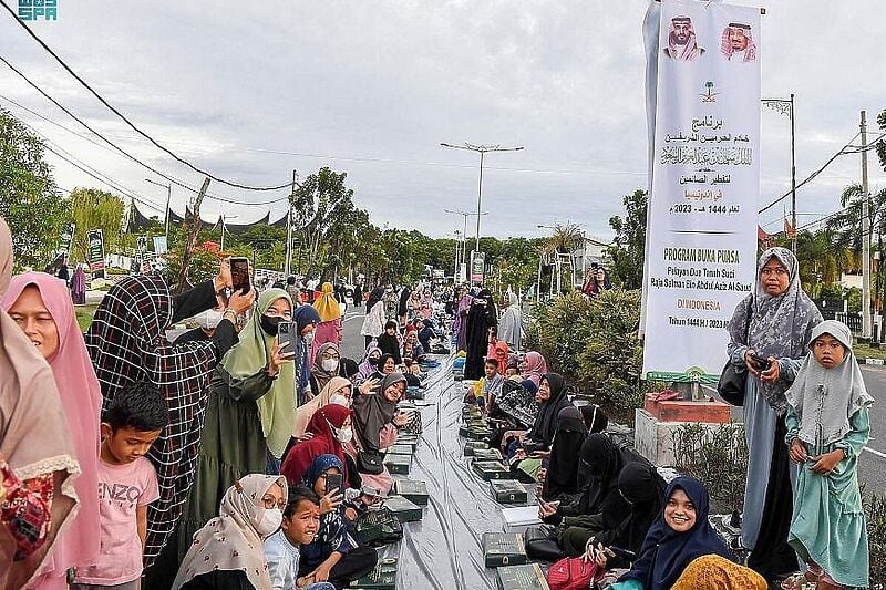 Najduži iftarski stol postavljen u Indoneziji, proteže se na više od 1.200 metara