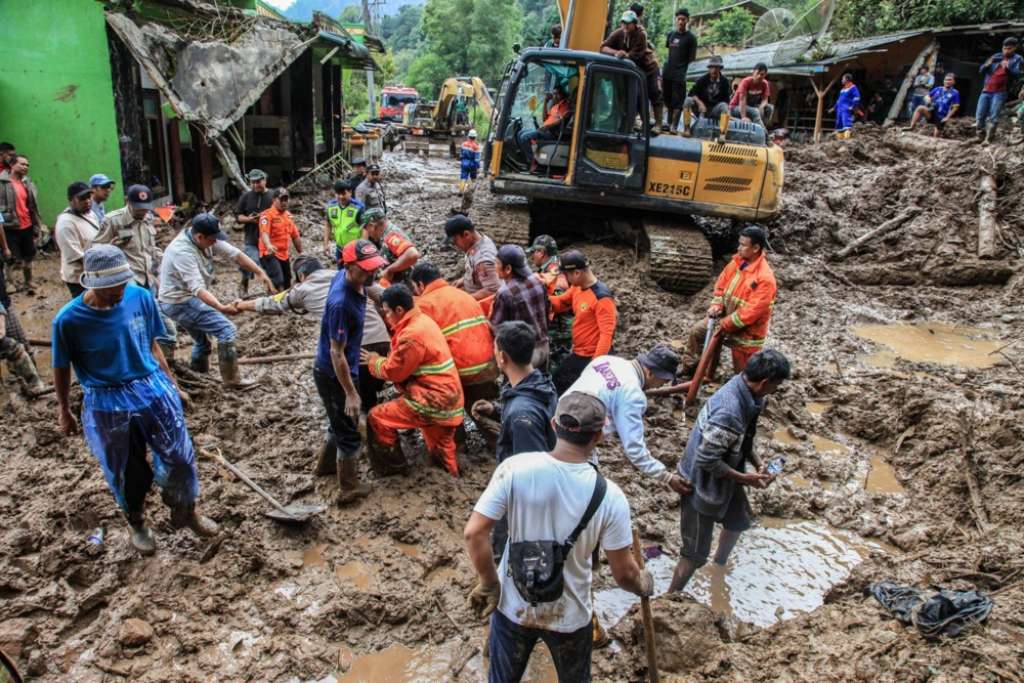 Najmanje 20 poginulih u poplavama i klizištima u Indoneziji