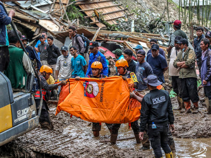 Najmanje 27 osoba poginulo u poplavama i klizištima u Indoneziji