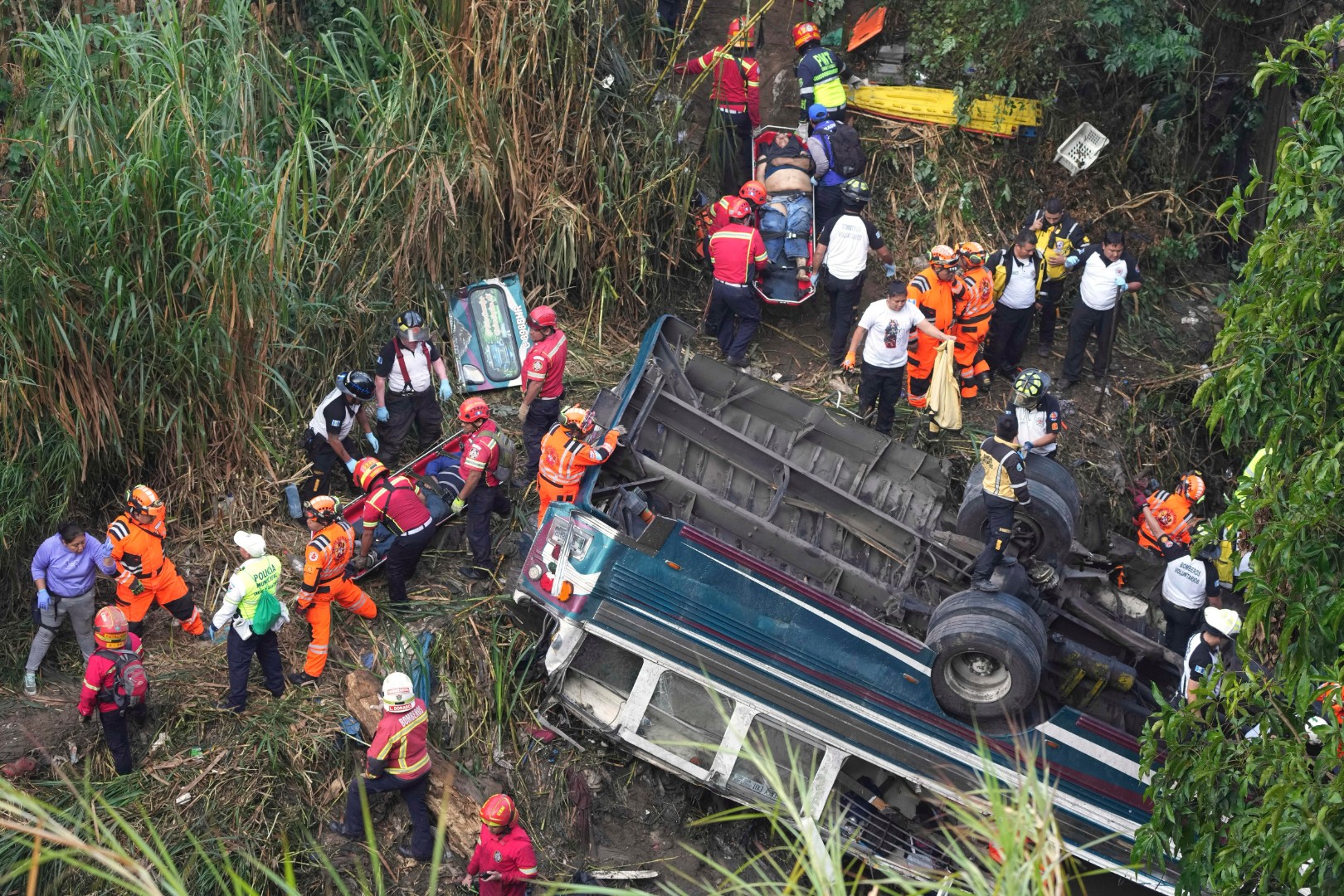 Najmanje 30 ljudi poginulo nakon što je autobus pao sa mosta u Guatemala City