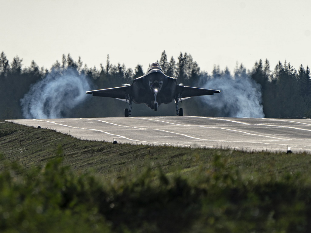 Najmoderniji američki borbeni avioni sletjeli na autoput u NATO članici koja ima 1340 km granice s Rusijom