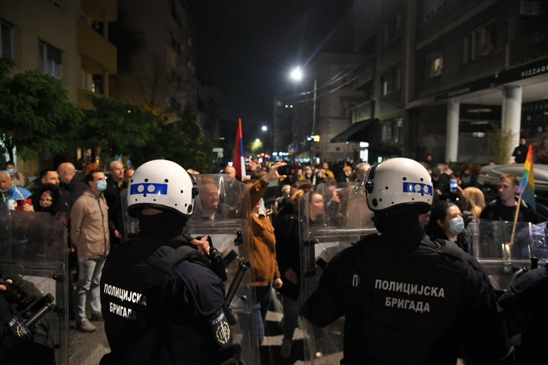 Napeto u Beogradu: Pristalice Mladića bacaju letve