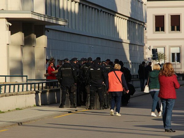 Napeto u Novom Sadu uoči protesta: Opozicija spominje i podjelu palica