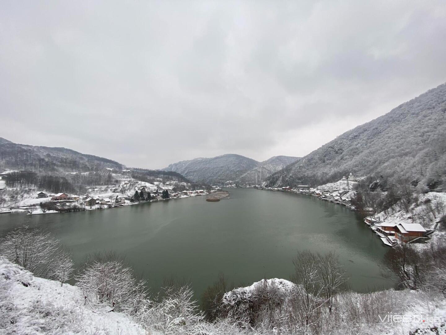 Narednih dana pretežno kiša, uz susnježicu i snijeg, u subotu sunčano