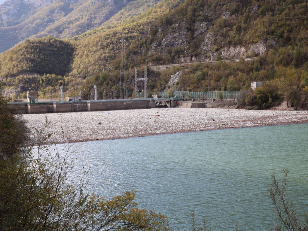 Jablaničko jezero i dalje prekriveno velikom količinom otpada