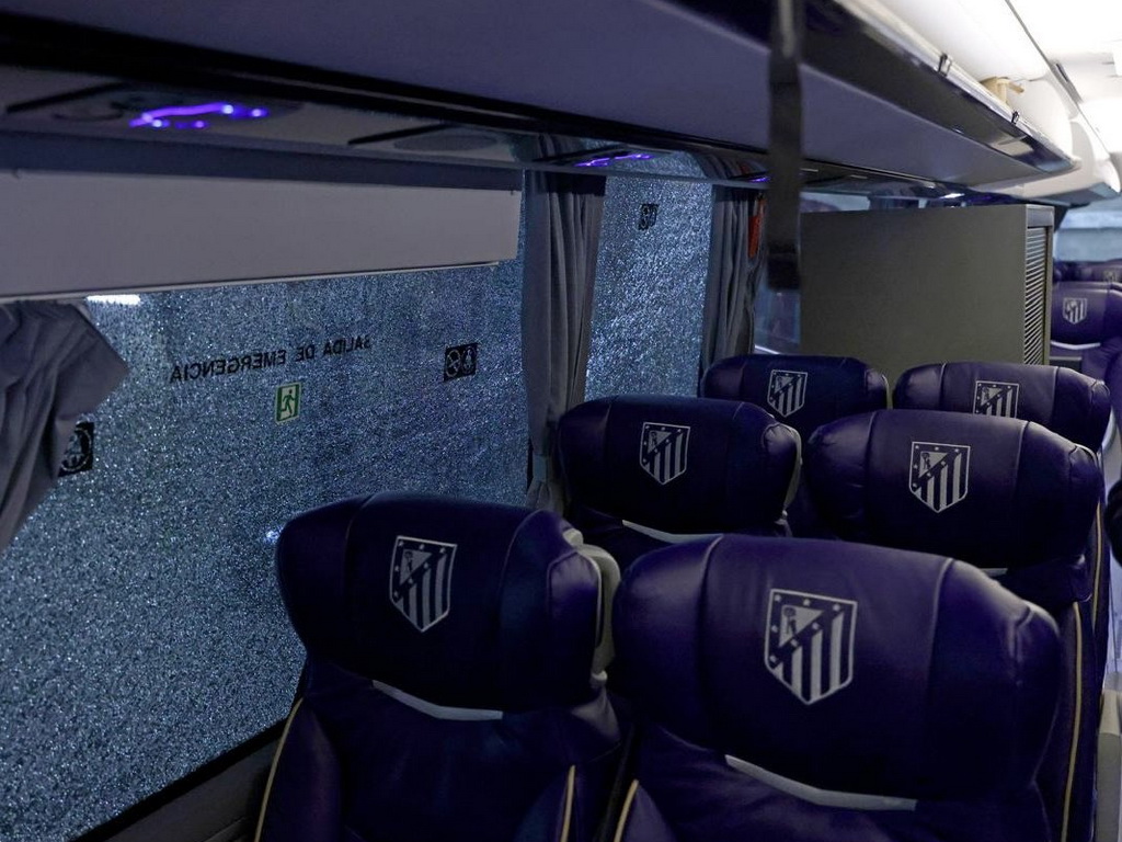 Navijači Barcelone razbili Atleticov autobus