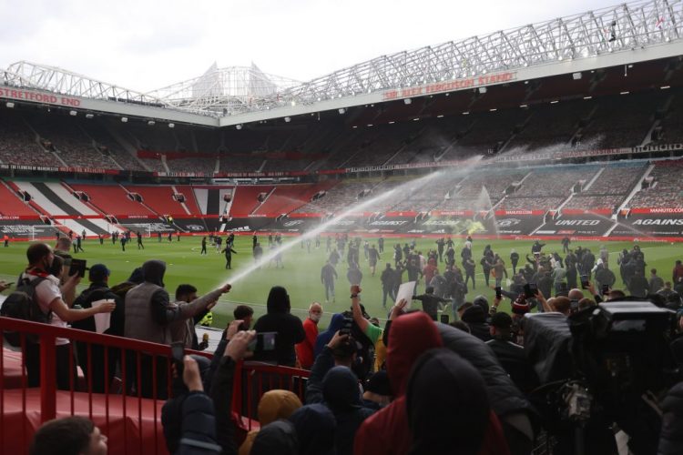 Navijači Manchester Uniteda provalili na Old Trafford