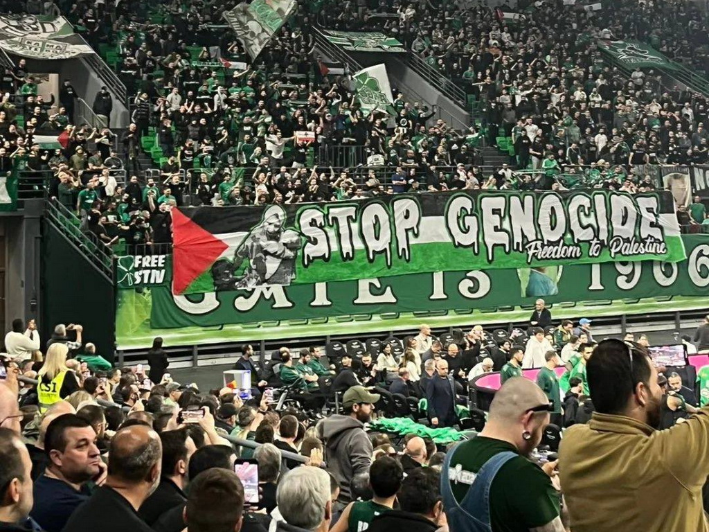 Navijači Panathinaikosa istakli zastave Palestine i Libana na utakmici protiv Maccabi Tel Aviva