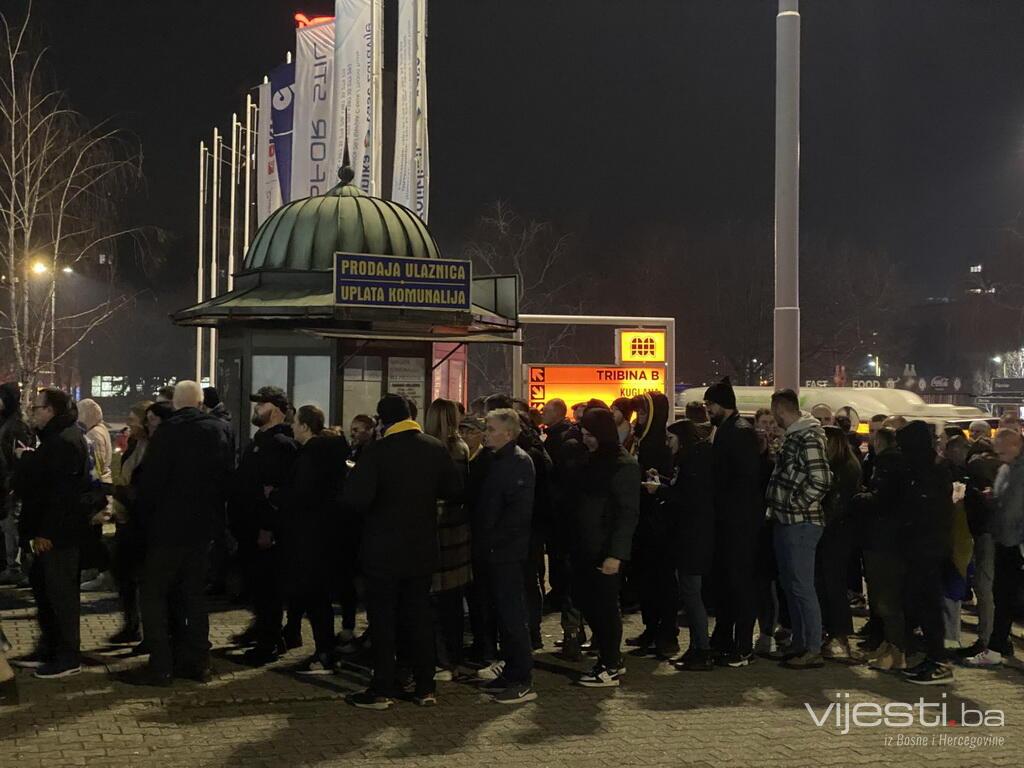 Navijači pristižu pred dvoranu Mejdan, Zmajevi će imati veliku podršku