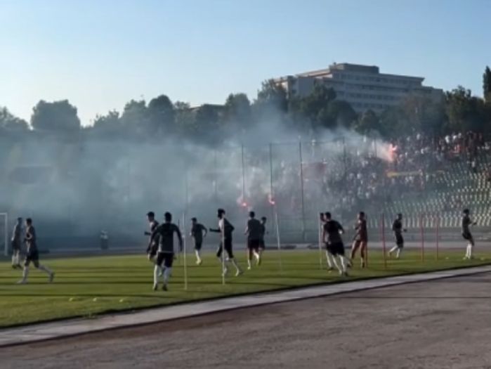 Navijači Sarajeva u velikom broju došli na trening kluba pred put u Trnavu