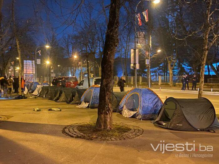 Neke Dodikove pristalice će noć provesti u šatorima na ulici