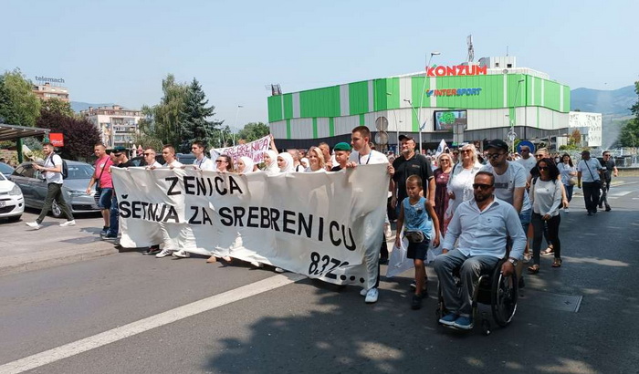 Nekoliko stotina metara duga kolona ljudi u savršenoj tišini u šetnji "Zenica za Srebrenicu"