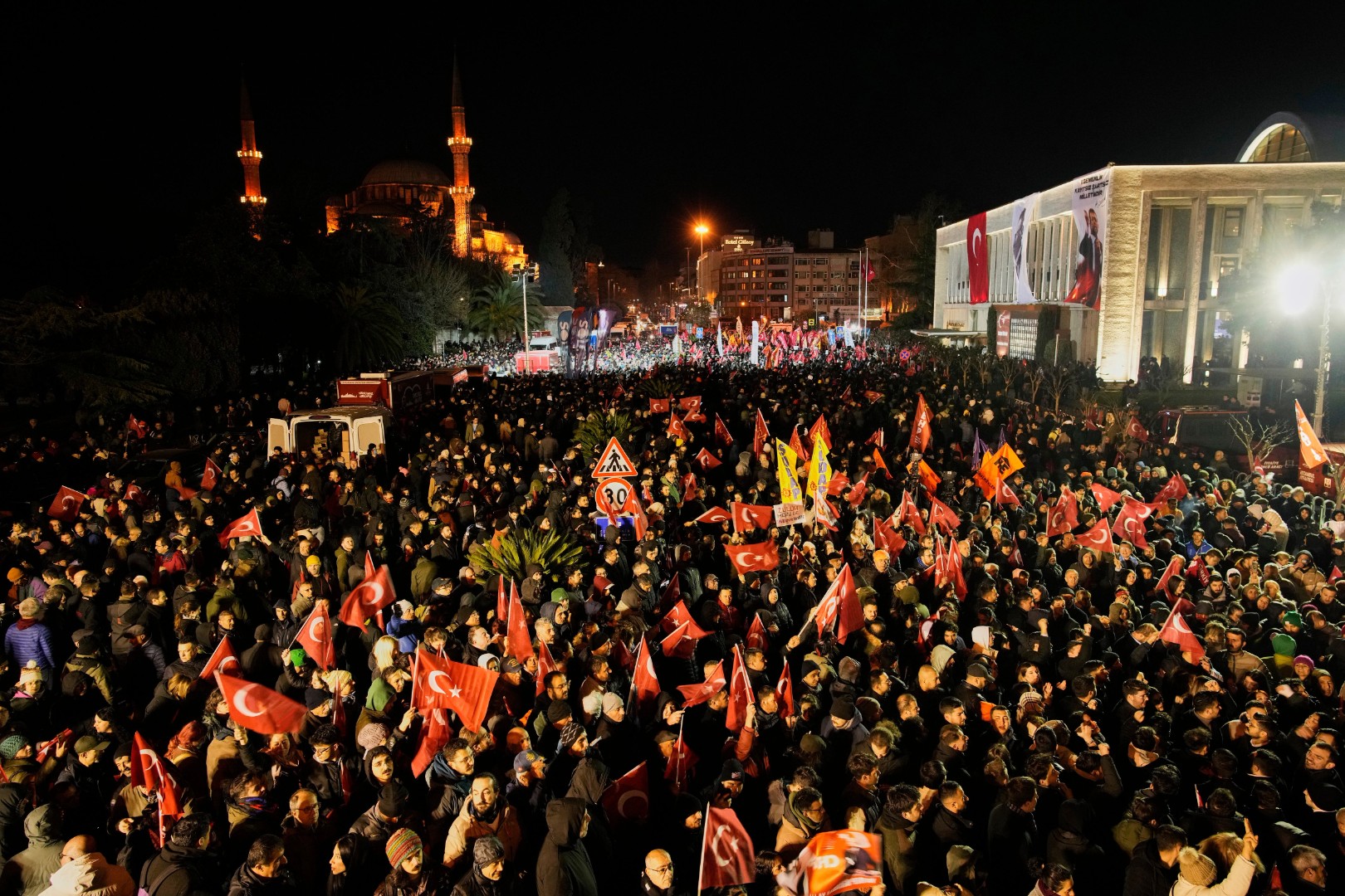 Neredi u Istanbulu: Sukobi policije i demonstranata zbog hapšenja Imamoglua