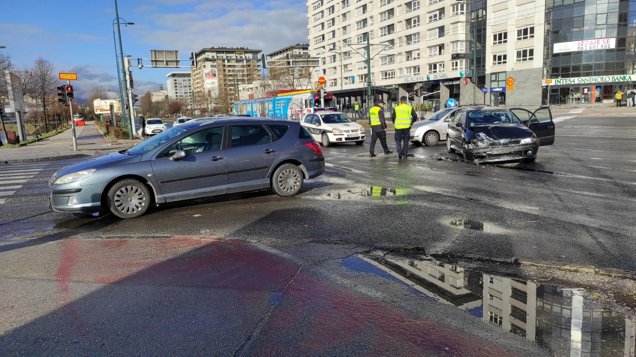 Nesreća u Sarajevu:  U sudaru dva vozila povrijeđena jedna osoba