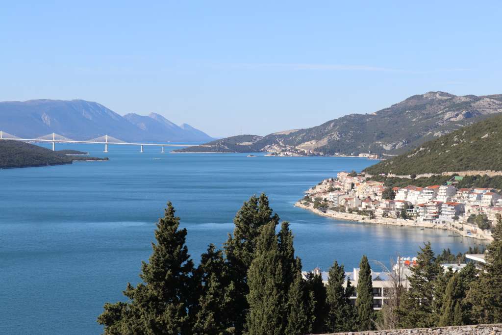 Neum jutros najtopliji sa 27 stepeni, danas u BiH sunčano i vruće, poslijepodne pljuskovi u Bosni