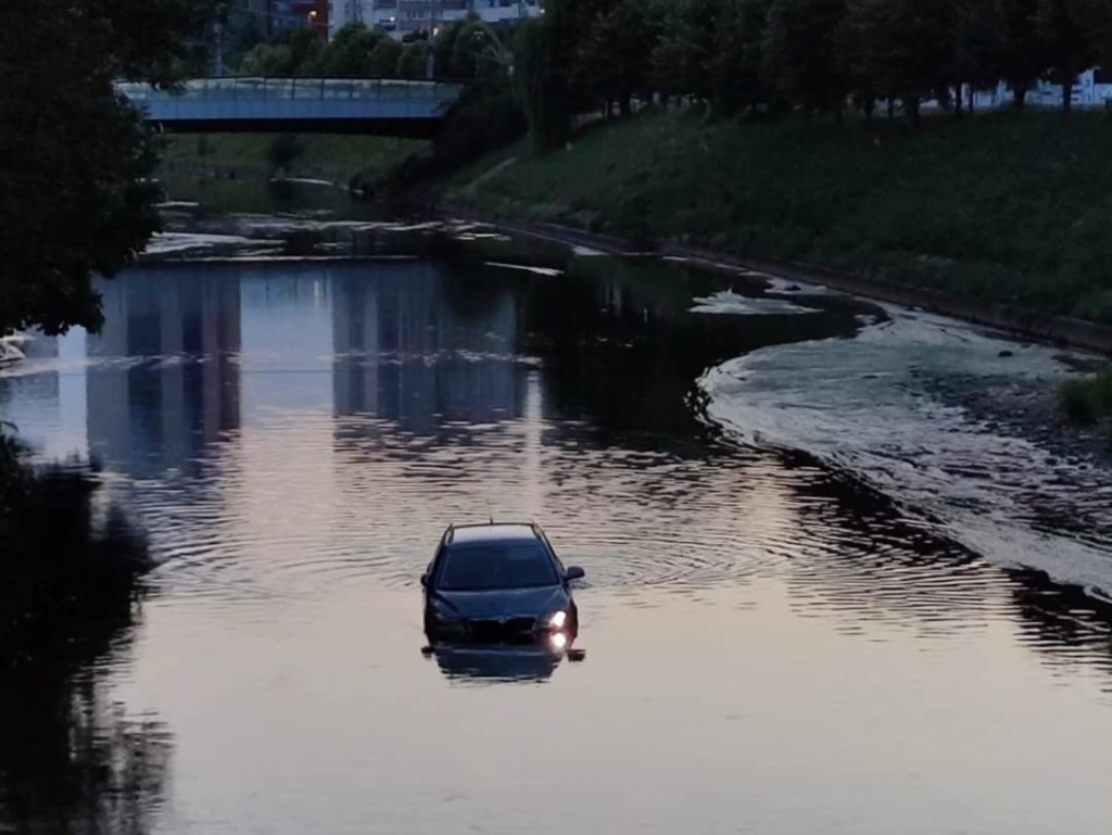 Nevjerovatan slučaj u Sarajevu: Sa Škodom ušao u Miljacku i ostavio automobil u rijeci