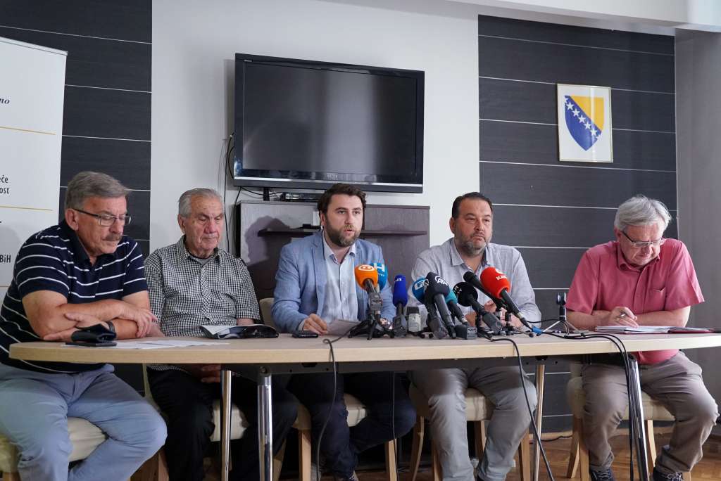 Nevladine organizacije traže od Schmidta smjenu Dodika 