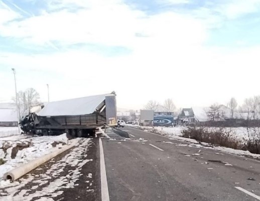 Novi detalji strašnog sudara u Srbiji: Troje povrijeđenih, dijelovi vozila posvuda