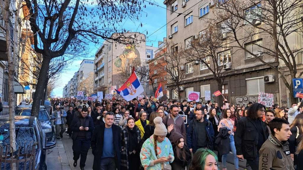 Novi Sad: Tokom protesta studenata jedan motociklista teško povrijeđen