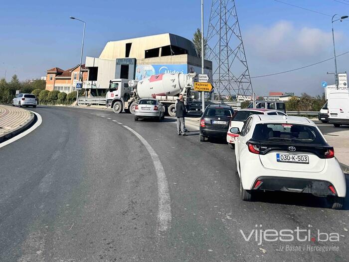 Novi udes, stari problem: Sudar u kružnom toku kod Rajlovca