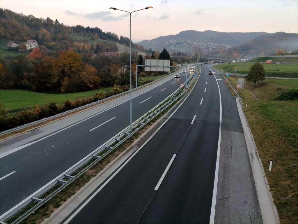 Obustavljen saobraćaj na nekoliko dionica u BiH, gužve na granicama