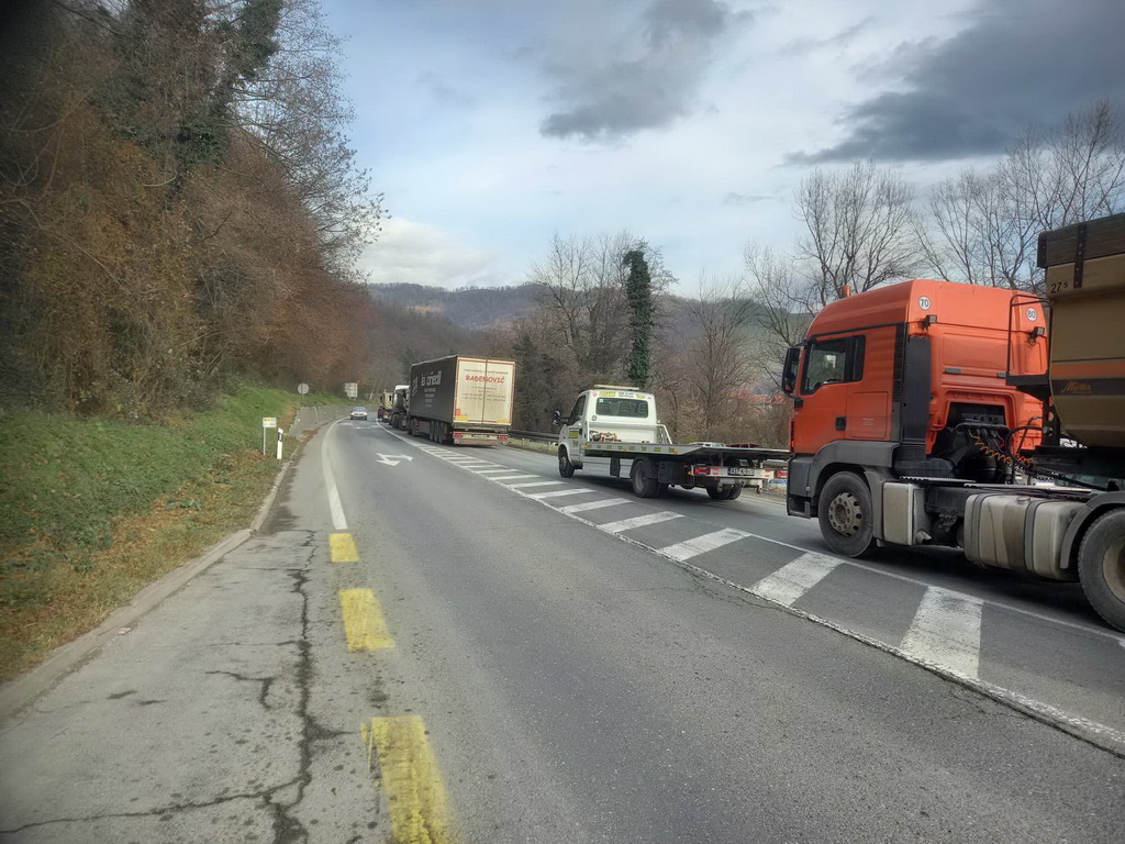 Obustavljen saobraćaj u Begovom Hanu kod Žepča, nema povrijeđenih u nesreći