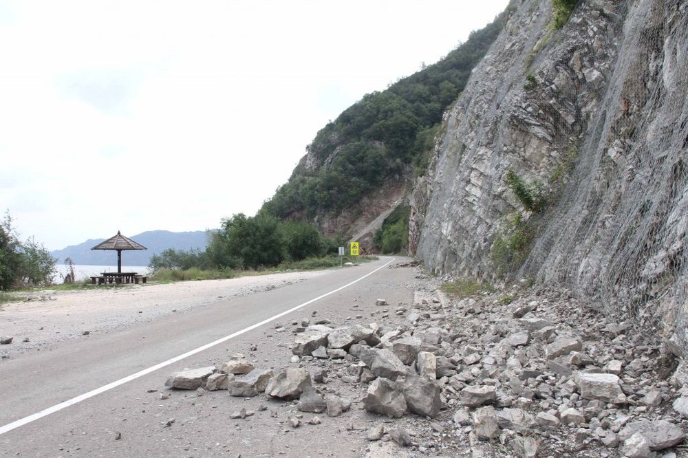 Učestali odroni na brojnim dionicama, budite oprezni