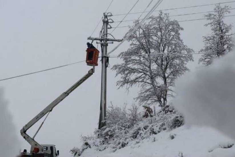 Oko sedamdeset posto puteva prohodno u Gradačcu, snijeg i dalje pada uz olujni vjetar