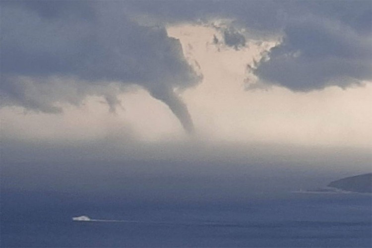 Oluja zahvatila Dalmaciju, na Pelješcu se stvorila velika pijavica
