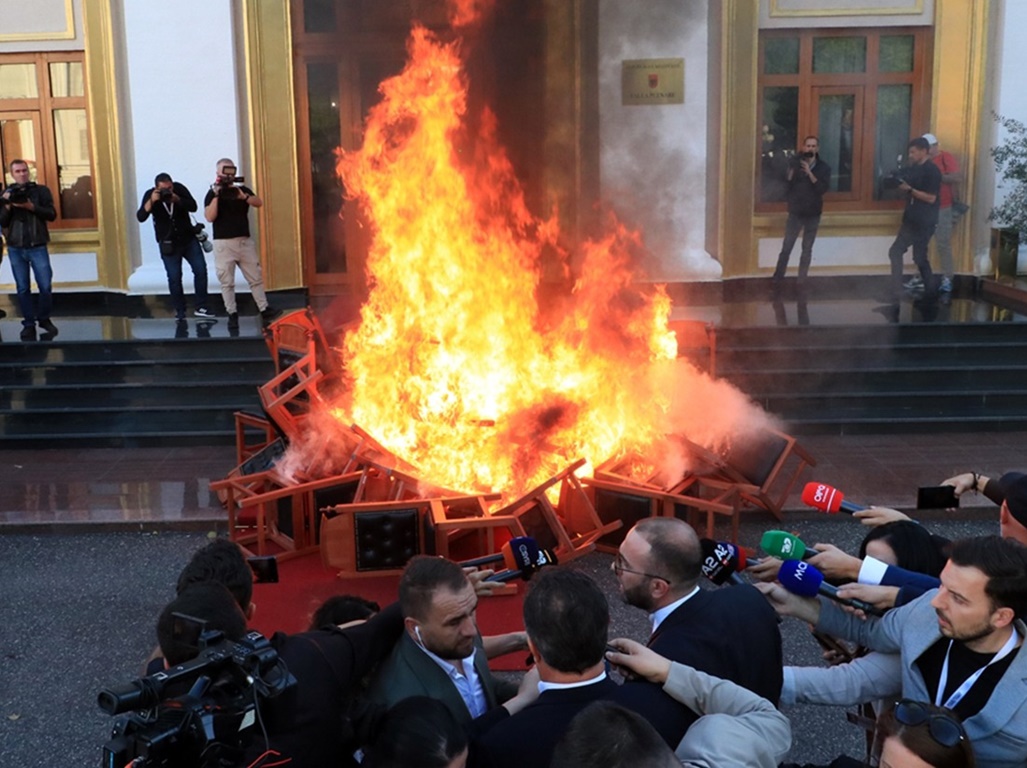 Opozicija u Albaniji iz protesta zapalila stolice ispred parlamenta