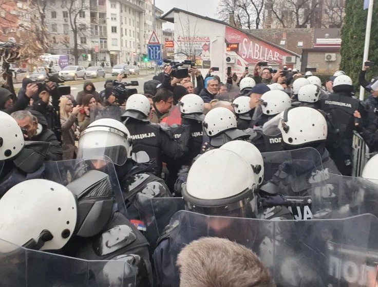 Opozicija u Novom Sadu i danas blokira Policijsku upravu