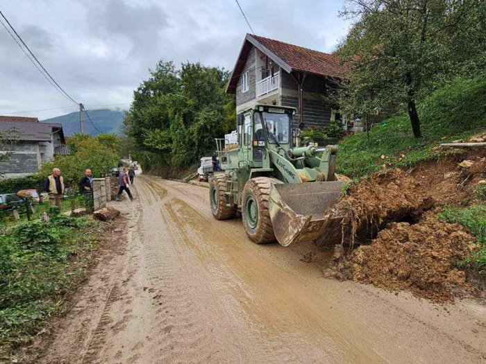 OS BiH pojačale kapacitete, četvrti dan pomažu u otklanjanju posljedica poplava i klizišta