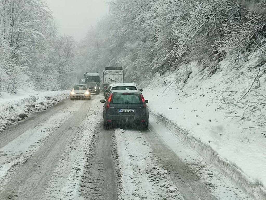 Otežan saobraćaj na području Sanskog Mosta zbog snijega