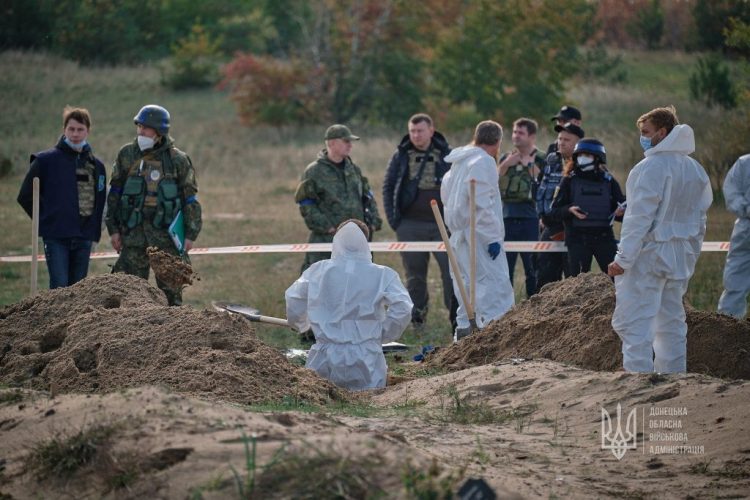 Otkrivena nova masovna grobnica u Ukrajini, nađene stotine tijela