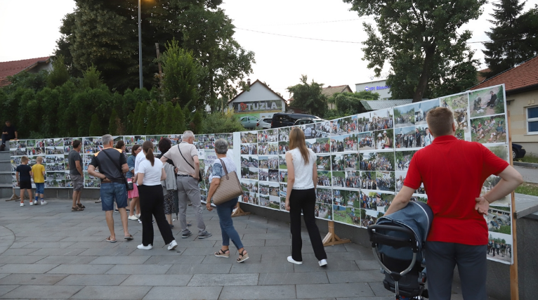 Otvorena izložba dokumentarnih fotografija Marš mira – putem smrti autora Ahmeta Bajrića