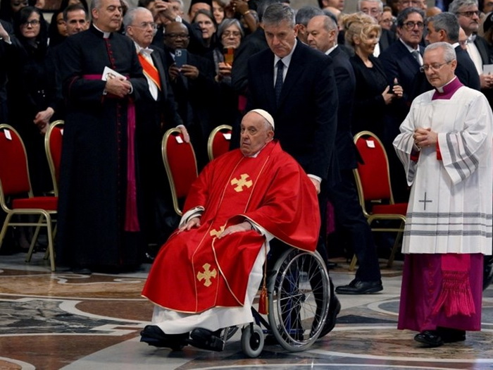 Papa Franjo na misu stigao u invalidskim kolicima