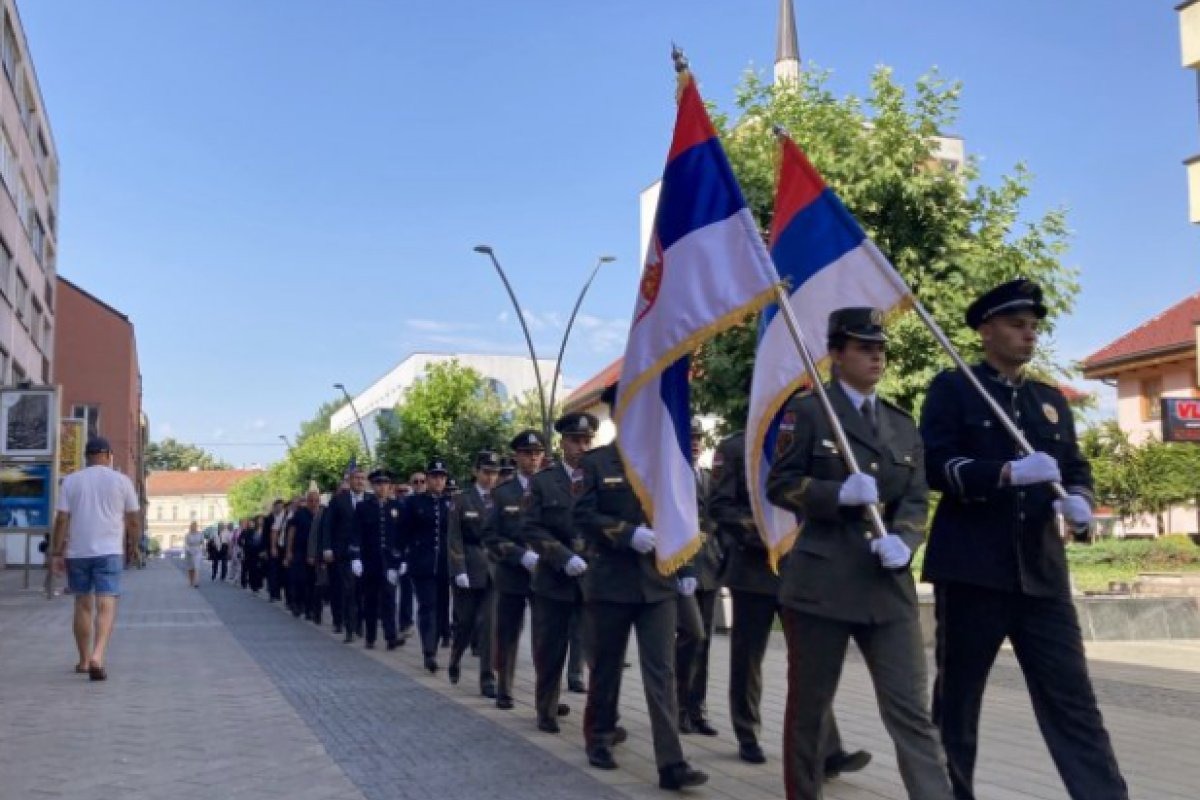 Pitomci Vojne akademije u Beogradu prodefilovali kroz Prijedor