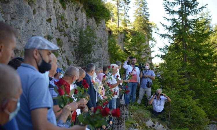 Počast za 200 ubijenih logoraša na Korićanskim stijenama